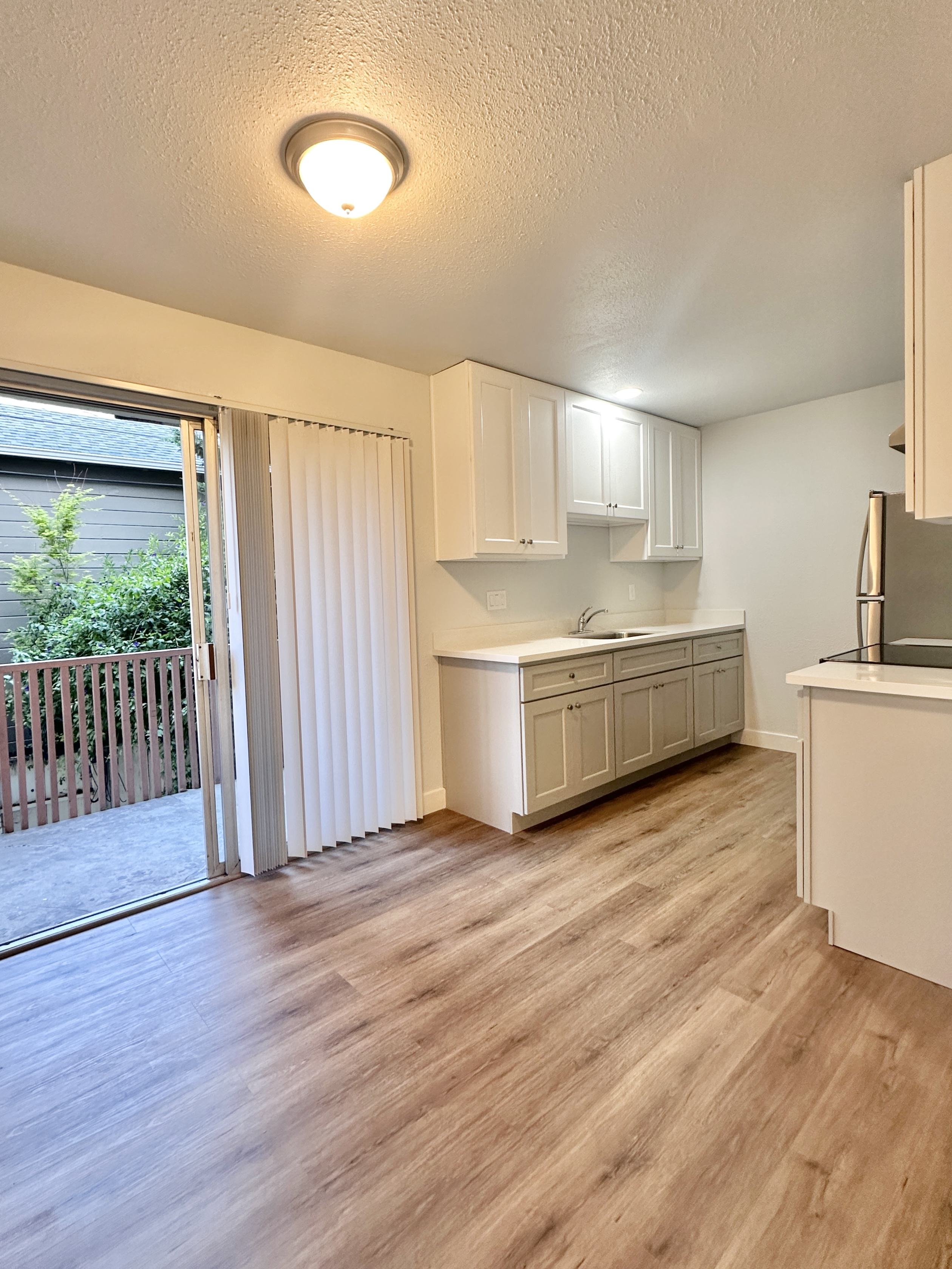 303 Pine Ave photo 5